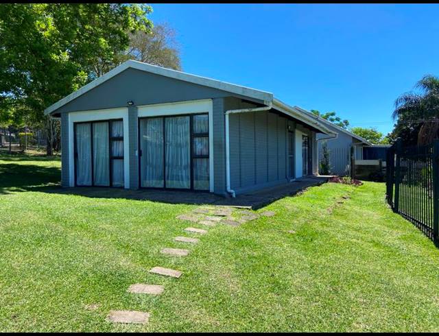 3 BEDROOM HOUSE FOR SALE IN BISLEY